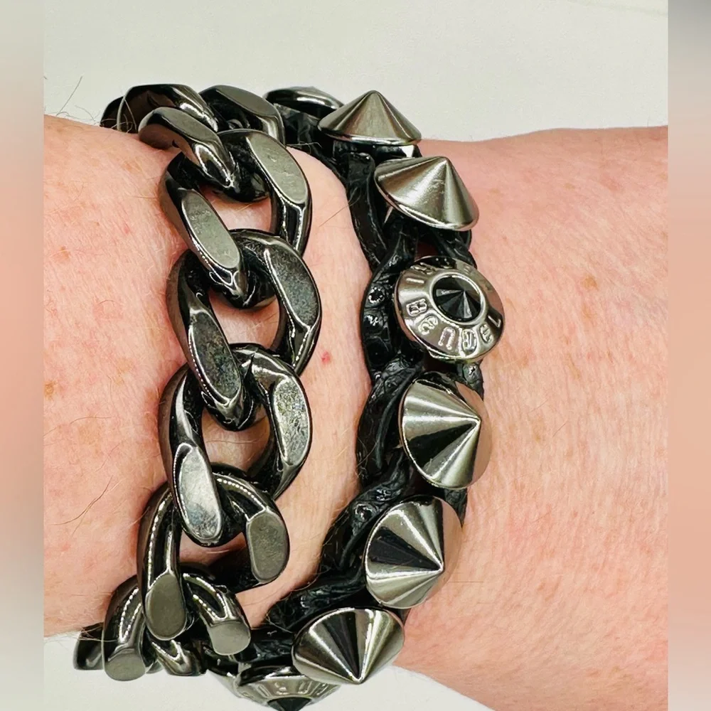 🤎 HENRI BENDEL Vintage Studs & Logo Leather Bracelet.
Black & Silver - Picture 15 of 16